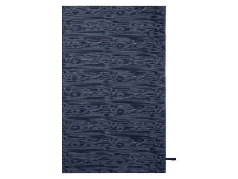 Ein dunkelblaues Handtuch mit einem weißen gestreiften Muster.