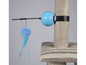 Ein blauer Katzenangel am Katzenturm mit einem Feder-Spielzeug.