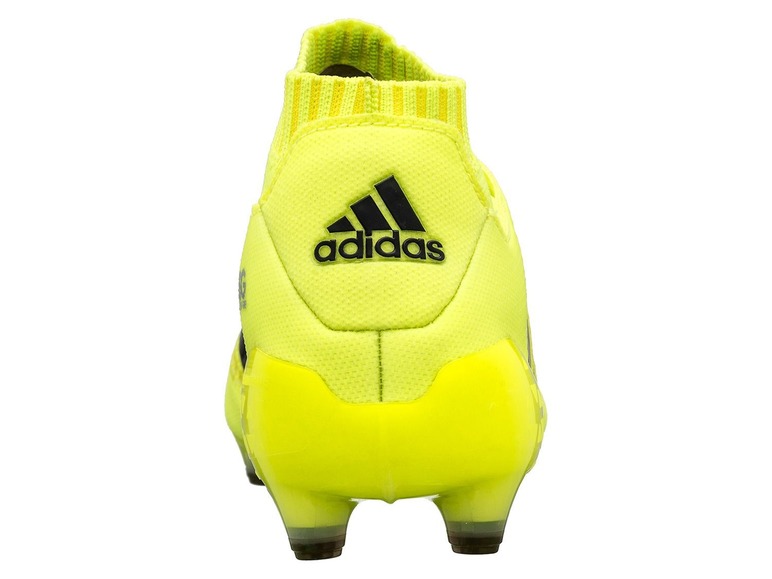Gelbe Adidas Fußballschuhe mit schwarzen Details.