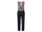 Ein dunkelblauer Jumpsuit mit Blumenmuster.