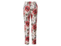 Weiße Hose mit rotem Blumenmuster.