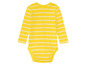 Gelber Strampler mit weißen Streifen für Babys.