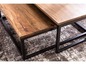 Zwei Couchtische aus Holz mit schwarzem Metallgestell.
