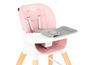 Ein rosa Hochstuhl mit Holzbeinen und einem grauen Tablett.