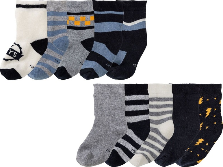 Ein 10er-Pack Socken für Jungen mit Streifen-, Karomuster- und Blitzmustern.