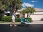 Ein Mann geht mit einem Queridoo SportTrex2 Kinderwagen.