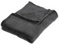 Eine dunkelgraue Fleece-Decke, die auf einem weißen Hintergrund gefaltet ist.