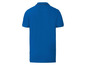 Ein blaues Poloshirt mit kurzen Ärmeln.
