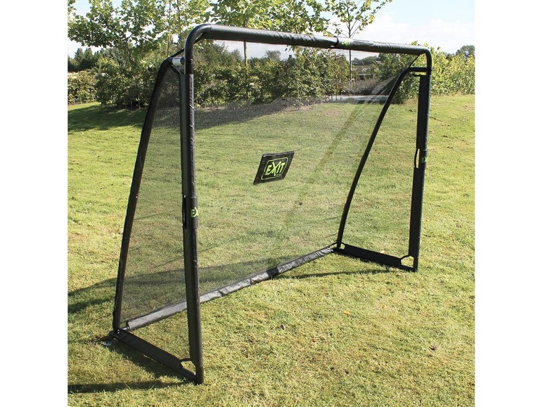 Ein schwarzes Fußballtor von EXIT im Garten.