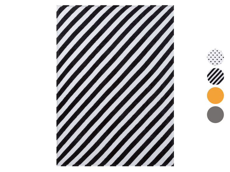 Schwarz-weißer Handtuch mit diagonalen Streifen.