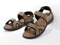 Zwei Paar braune Sandalen mit Schnallen.