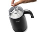 Schwarzer Delonghi Milchaufschäumer mit Edelstahl-Finish, gefüllt mit Milchschaum.