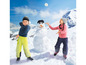 Kinder spielen im Schnee mit einem Schneemann und Schneebällen.