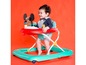 Ein Baby in einem Mickey Mouse-Gehwagen mit Spielzeug.