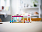 LEGO Friends Bäckerei mit Figuren, einem Roller und einer Terrasse.