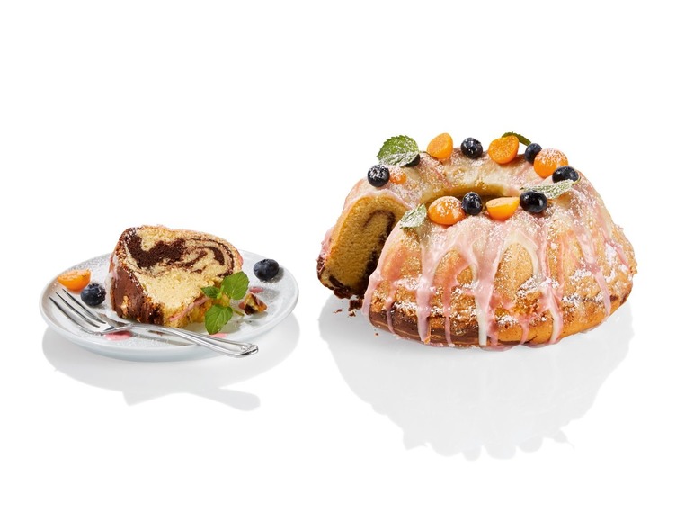 Gugelhupf mit Guss und Früchten.