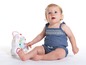 Ein Baby spielt mit einem VTech Baby's First Sounds & Lights Spielzeug.