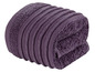 Ein gefaltetes, violettes Handtuch.