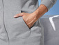 Ein grauer Kapuzenpullover mit Reißverschluss.