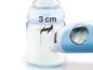 Eine NUK Babyflasche mit Milch und ein NUK digitales Thermometer.