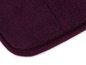 Eine dunkelviolette Badematte mit geriffeltem Rand.