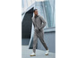 Mann in grauer Jogginghose und Hoodie.