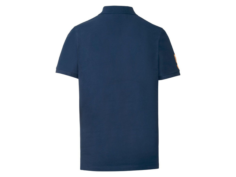 Ein dunkelblaues Poloshirt mit kleinem Logo auf dem Ärmel.