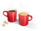 Zwei rote Le Creuset Tassen mit Kaffee und Keksen.