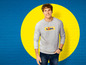 Mann in einem grauen Sweatshirt mit dem Lidl-Logo.