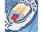 Eine Manchester City Fußballflagge mit einem Schiff und einer Rose.
