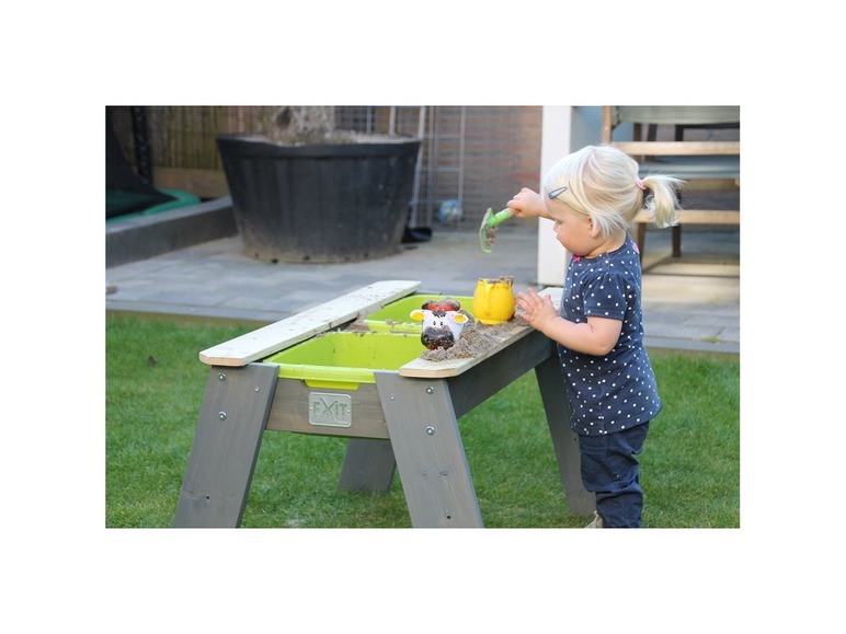 Ein Kind spielt mit Sand in einem Sandkasten aus Holz von EXIT Toys.