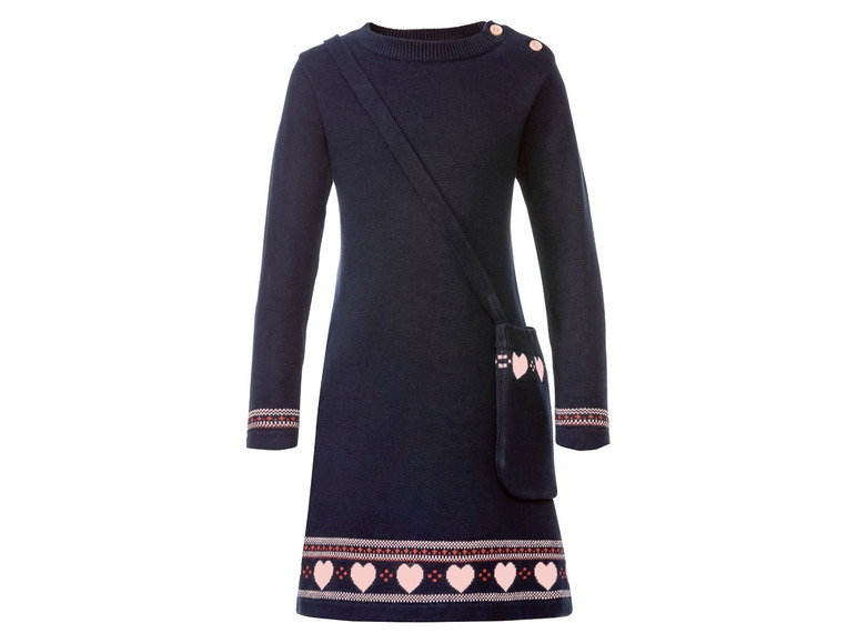 Ein dunkelblaues Strickkleid mit rosafarbenen Herzen und einer passenden Tasche.