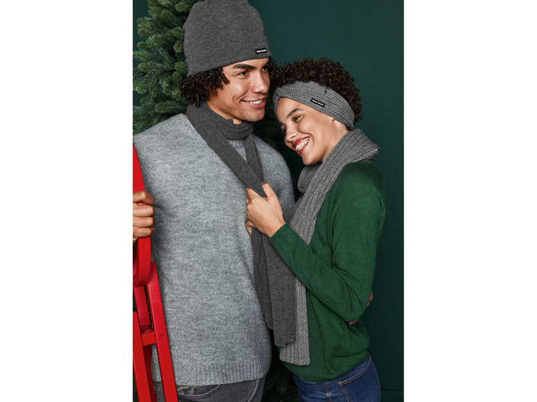 Ein Mann und eine Frau mit winterlichen Accessoires wie Mütze und Schal.