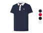 Ein dunkelblaues Polo-Shirt mit weißen Details von Fila.