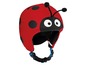 Ein roter Helm mit Marienkäfer-Design für Kinder.