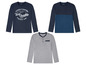 Drei Langarmshirts, eines mit dem Logo 'True Quality', eines mit zweifarbigem Design und eines graues mit Knopf.