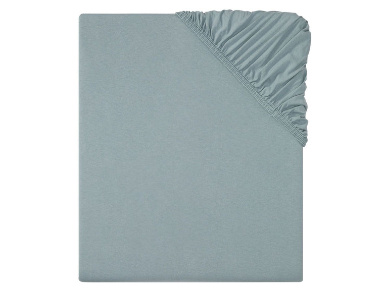 Ein hellblaues Spannbettlaken.