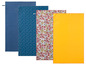 Drei Handtücher, eines einfarbig blau, eines mit Blumenmuster und eines einfarbig gelb.