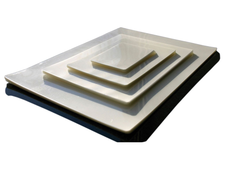 Ein Set aus vier weißen quadratischen Platten.