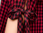 Rote karierte Bluse mit Schleife.