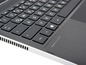 Ein schwarzer HP Pavilion Laptop mit Tastatur und Touchpad.