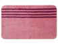Eine rosa Badezimmermatte mit violetten Streifen.