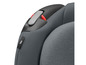 Ein grauer Maxi-Cosi Autositz mit einem roten Knopf.