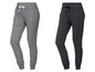 Zwei Paar Jogginghosen in Grau und Schwarz.