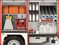 Ein Feuerwehrfahrzeug mit Ausrüstung wie Schlauch, Pumpe und Schutzkleidung.