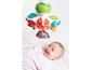 Ein Baby schaut auf ein Tiny Love Mobile mit Tierfiguren.