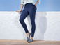 Dunkelblaue Leggings mit gestreiften Espadrilles