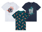 Drei T-Shirts für Jungen mit Tiger-, Surfstrand- und 'Impecct'-Prints.