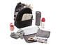 Ein schwarzer Béaba Rucksack mit Babyausstattung, darunter Windeln und eine Flasche.