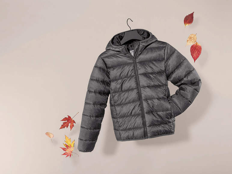 Eine graue, gesteppte Jacke mit Kapuze für Herbstwetter.